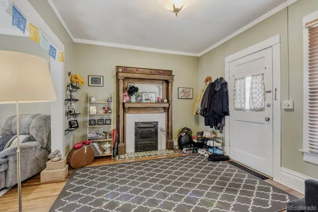 a view of a livingroom with furniture and a livingroom