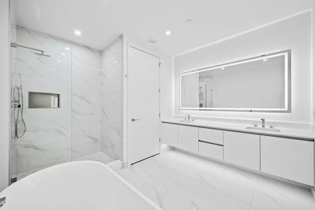 $3,095,000 | 220 Lake Shore Drive, Unit 2106, Lake Park, FL 33403