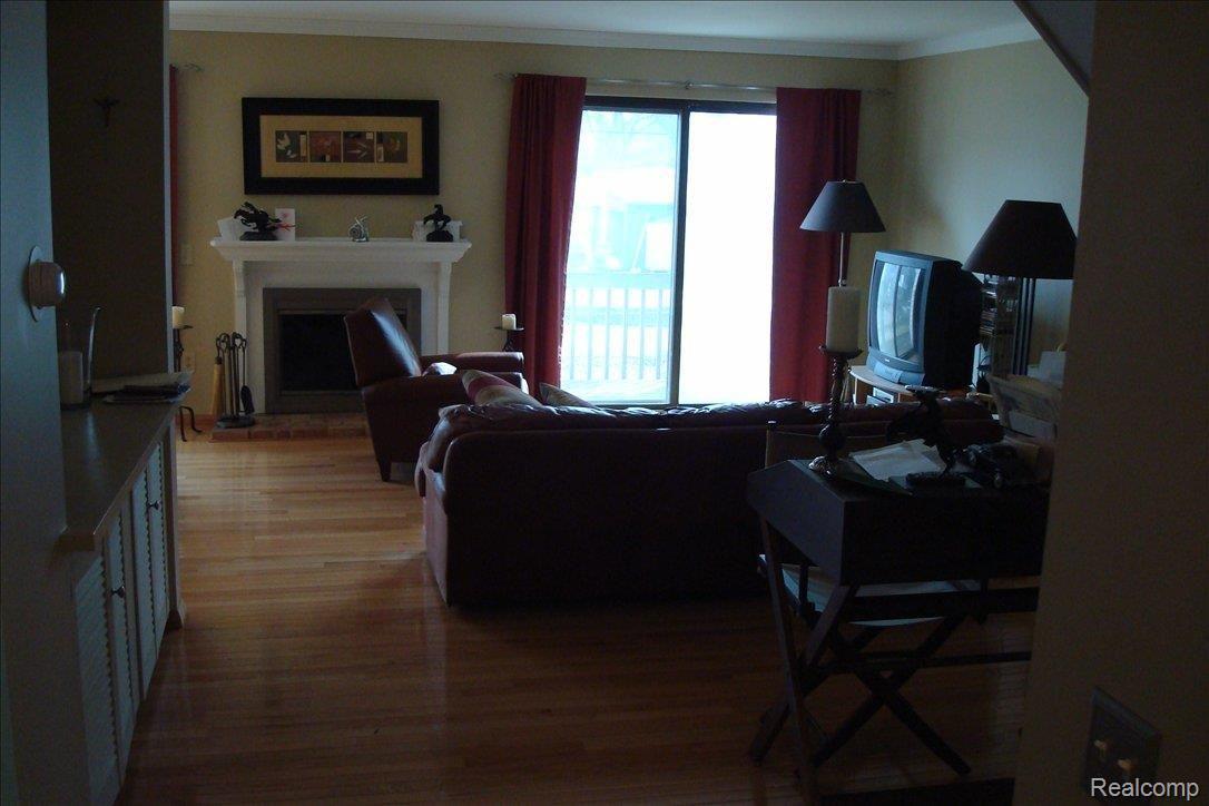 1042 Willow Grove Court, Unit 56 Rochester, MI 48307 - Photo 2 of 13 Wonderful Living Room