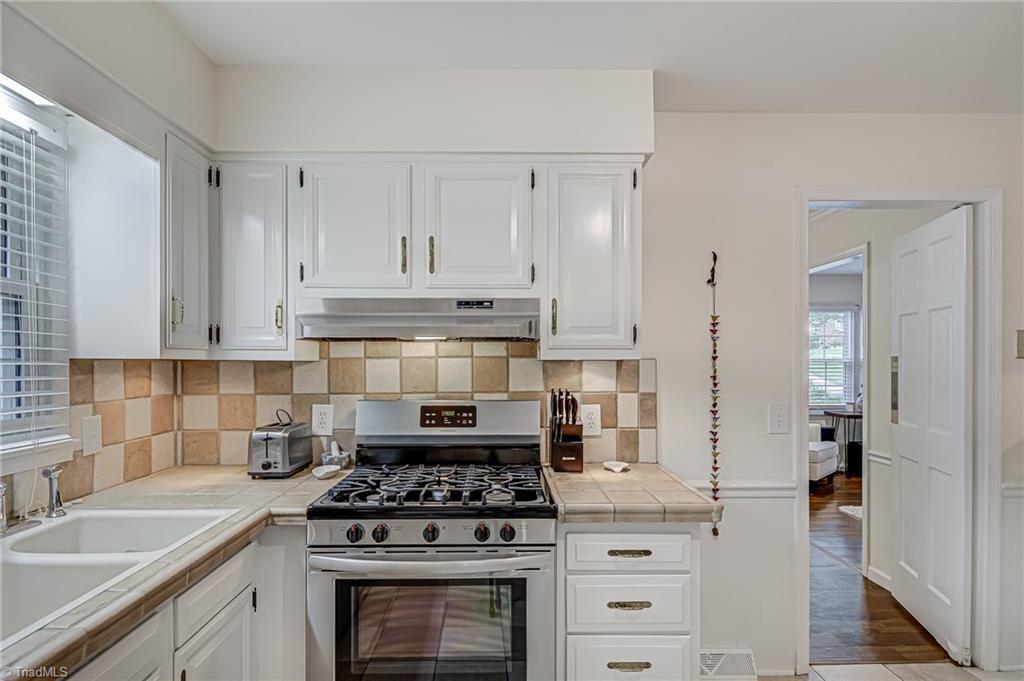 5519 Robinridge Road Greensboro, NC 27410 - Photo 8 of 40 Gas oven/range