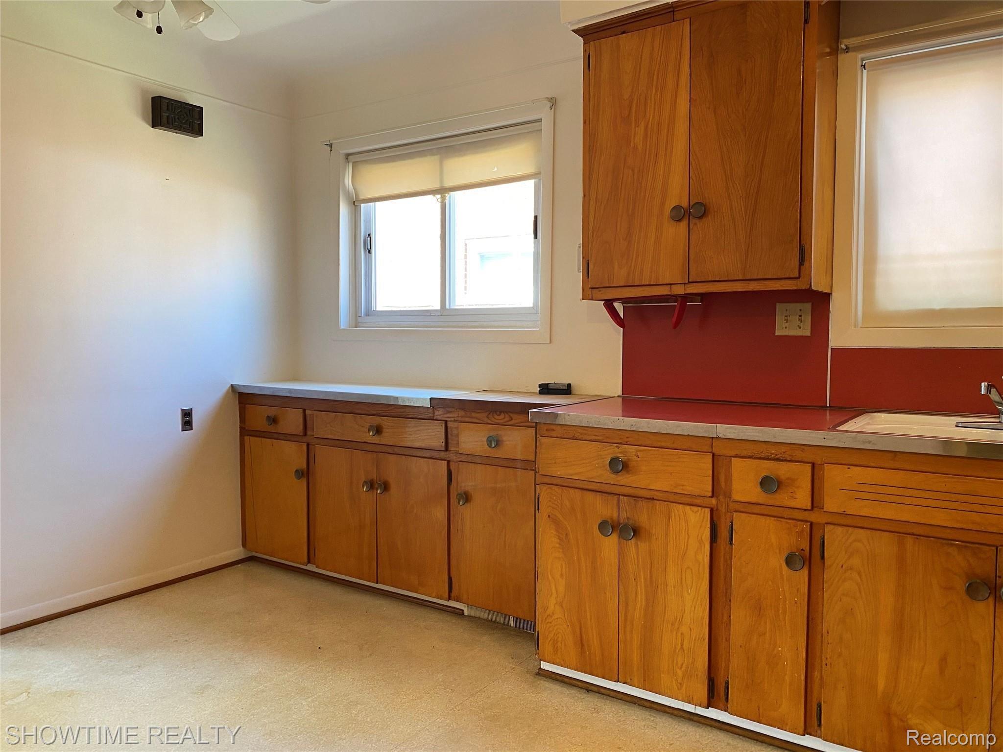 24640 Kelly Road Eastpointe, MI 48021 - Photo 8 of 26 IMG-2223.jpg