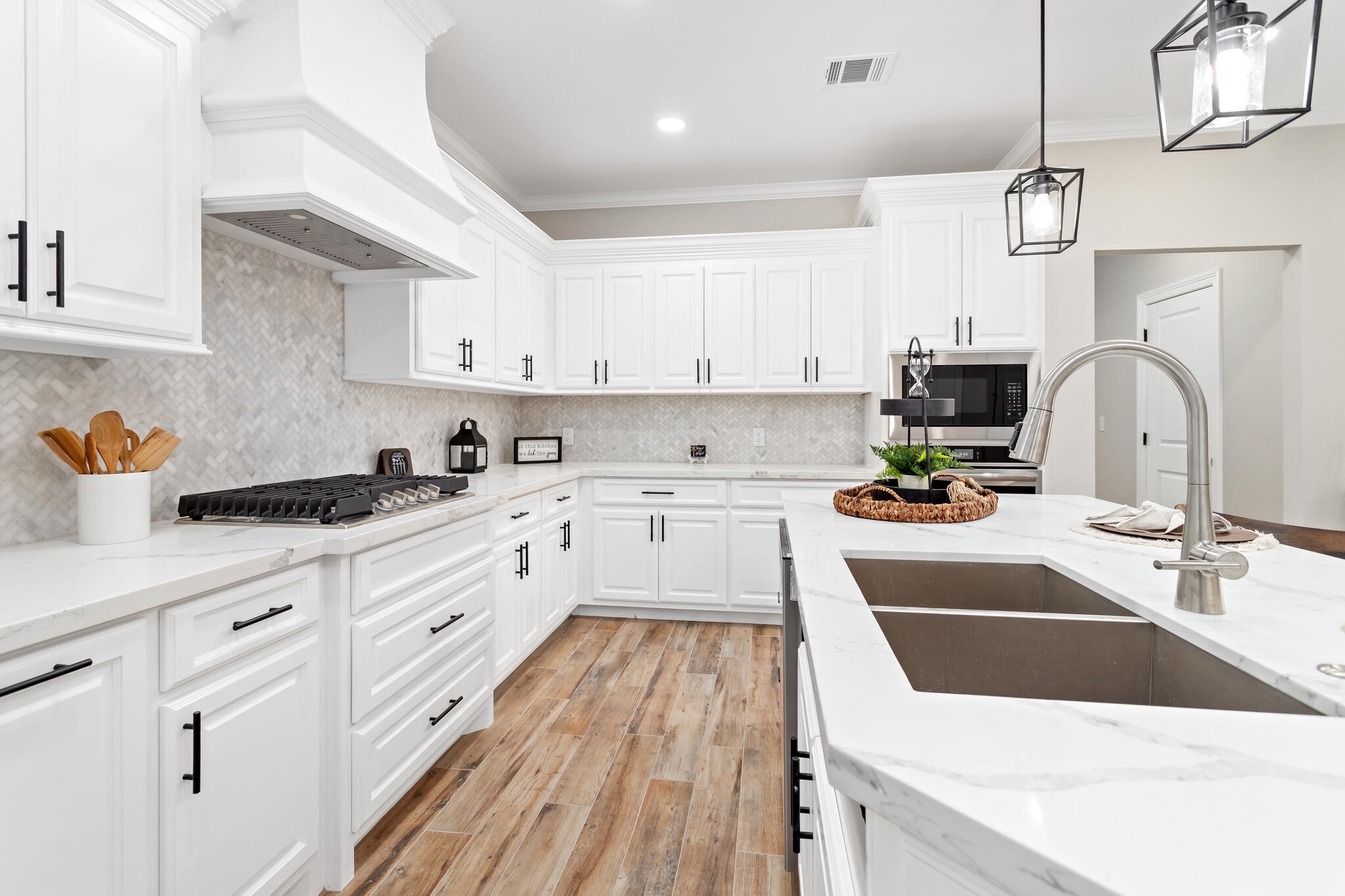 1813 Ordway Street Port Neches, TX 77651 - Photo 13 of 32 a kitchen with cabinets a sink and appliances