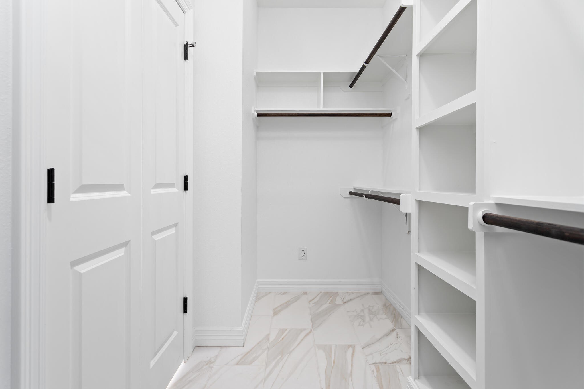 1813 Ordway Street Port Neches, TX 77651 - Photo 20 of 32 a view of walk in closet