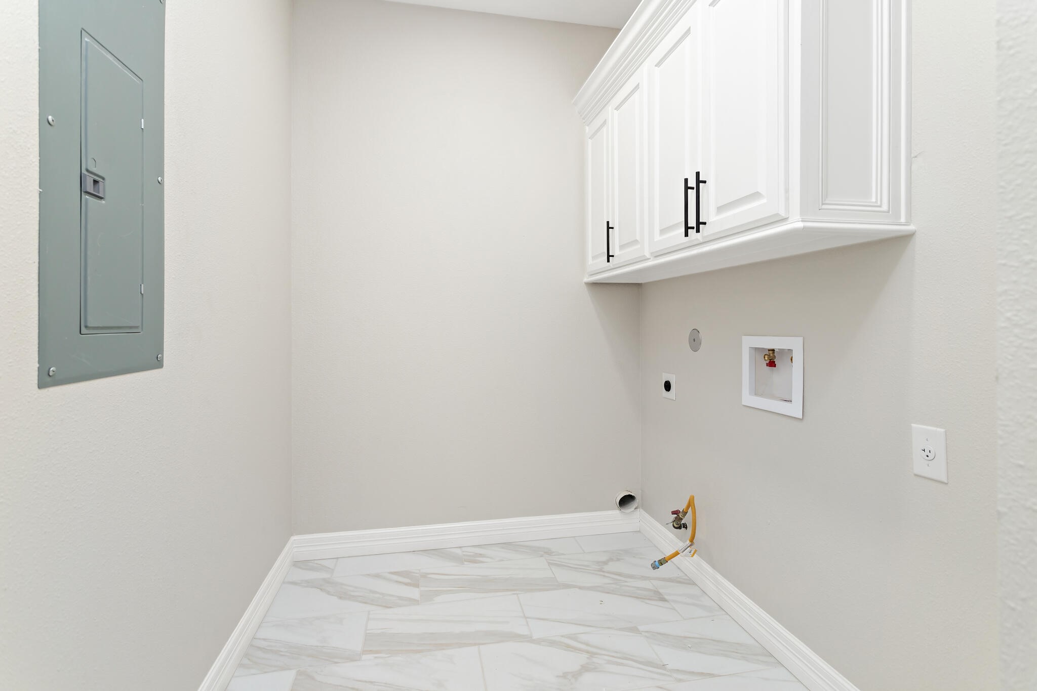 1813 Ordway Street Port Neches, TX 77651 - Photo 28 of 32 a view of cabinets and window