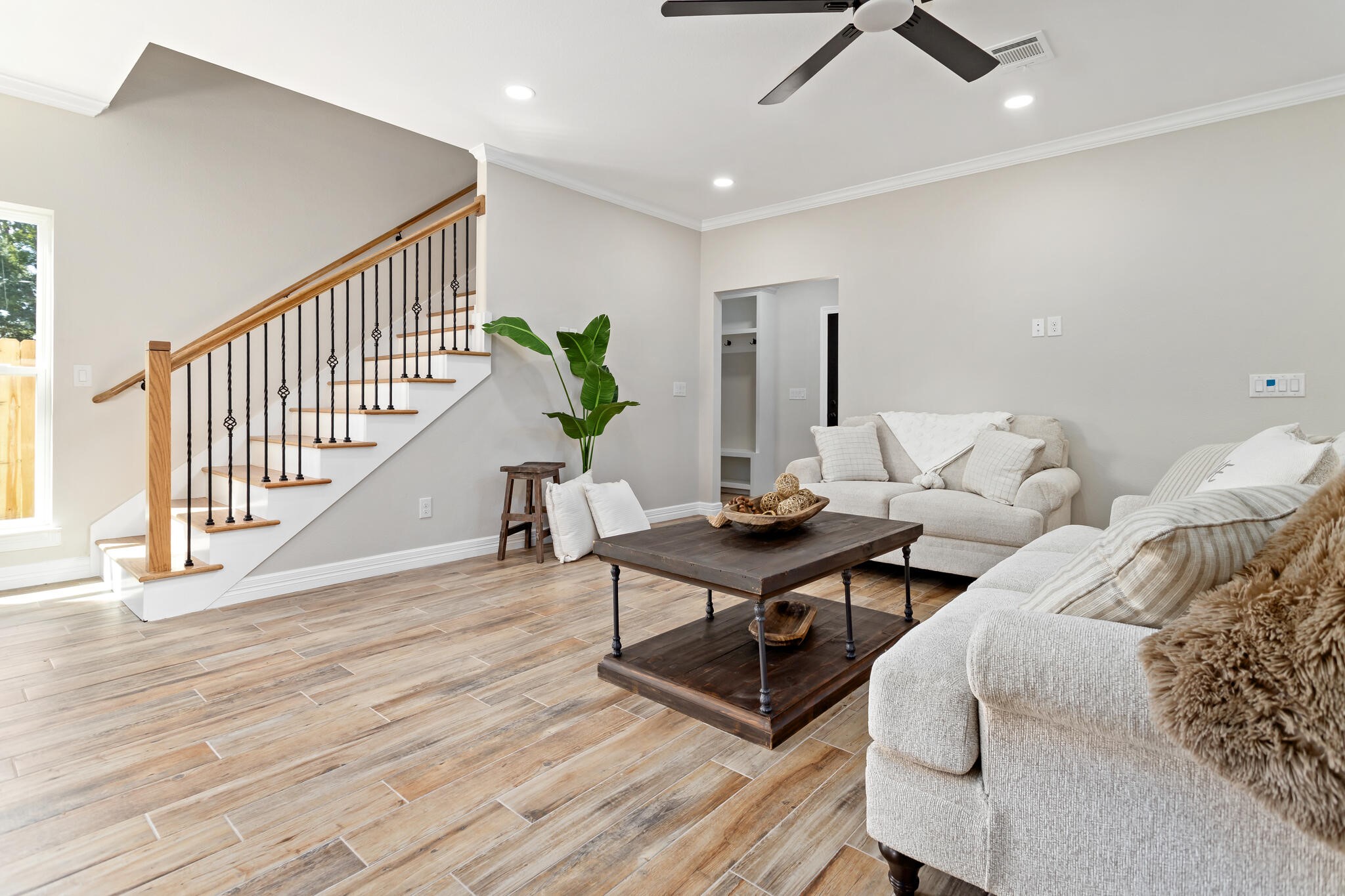 1813 Ordway Street Port Neches, TX 77651 - Photo 9 of 32 a living room with furniture and wooden floor