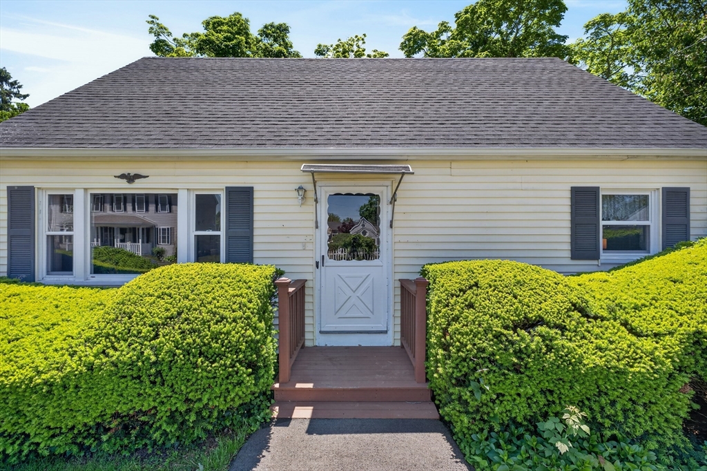 22 Myrtle Avenue Acushnet, MA 02743 - Photo 3 of 31