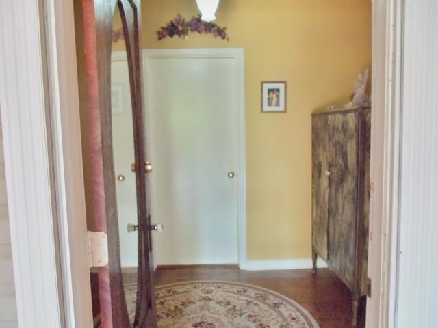 1556 Gratton Road Clarksville, TN 37043 - Photo 3 of 20 The large entry foyer could be used to show off those wonderful antique pieces you may have.