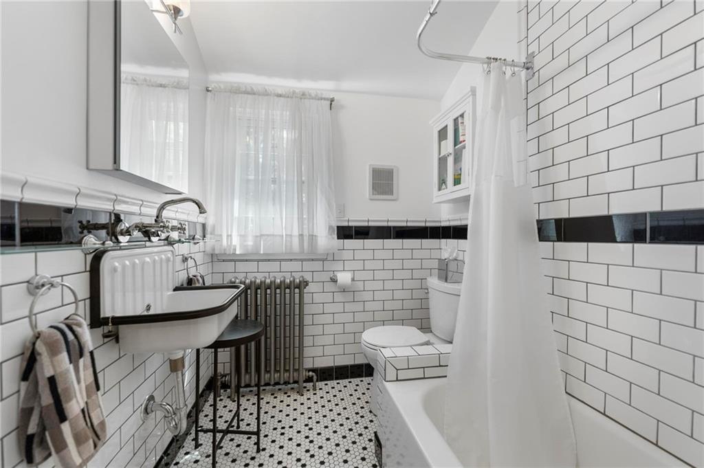 27 Oxford Road Pittsburgh, PA 15202 - Photo 23 of 40 Updated hallway bathroom