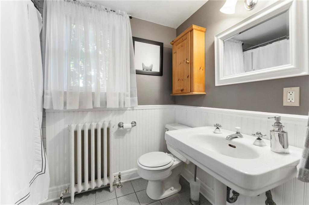 27 Oxford Road Pittsburgh, PA 15202 - Photo 26 of 40 Third floor bathroom