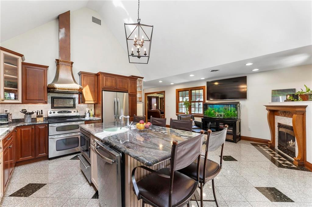 27 Oxford Road Pittsburgh, PA 15202 - Photo 6 of 40 Large island with granite counters. Room to seat 5