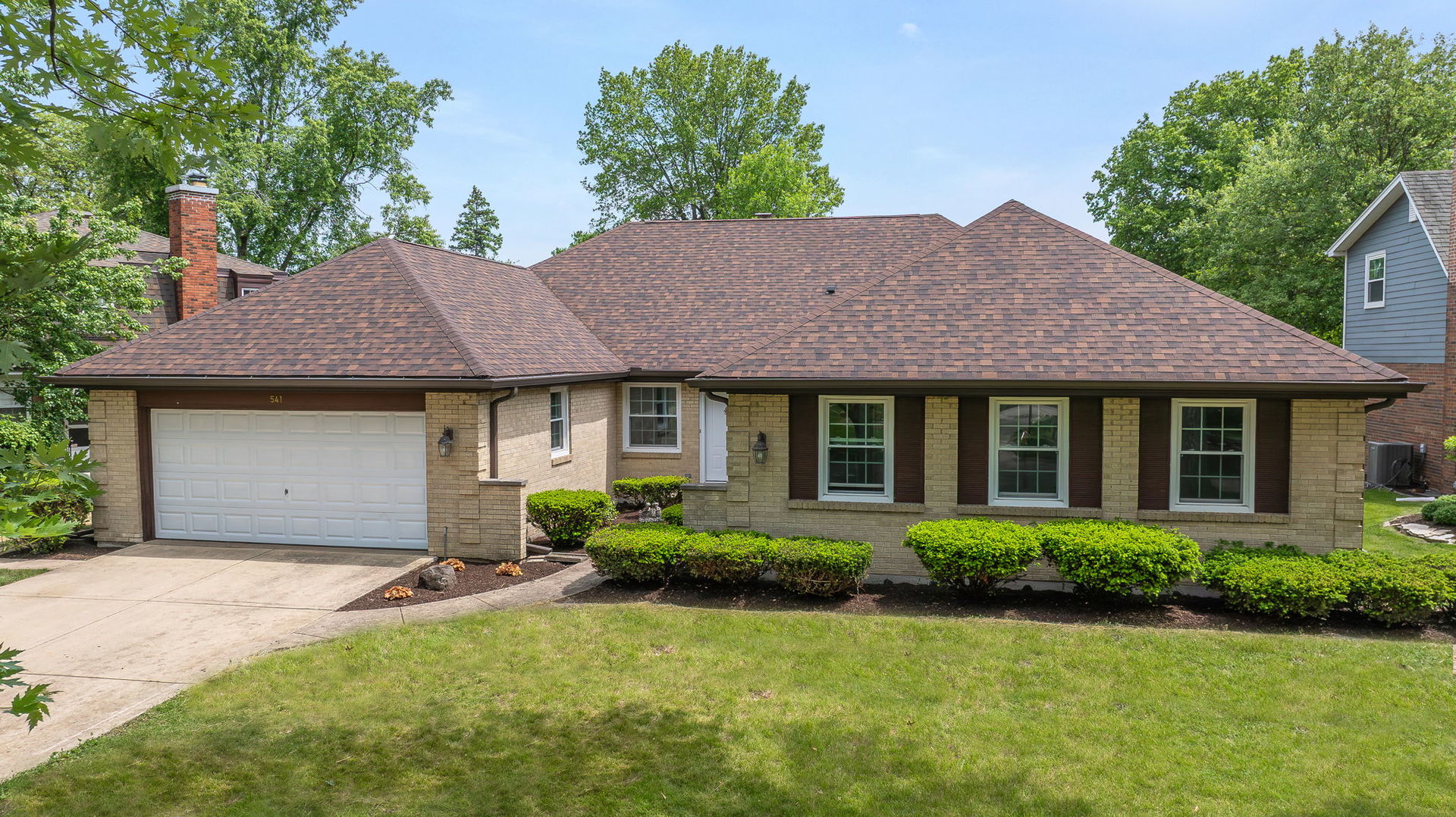 541 Williamsburg Road Glen Ellyn, IL 60137 - Photo 2 of 45 a front view of a house with garden