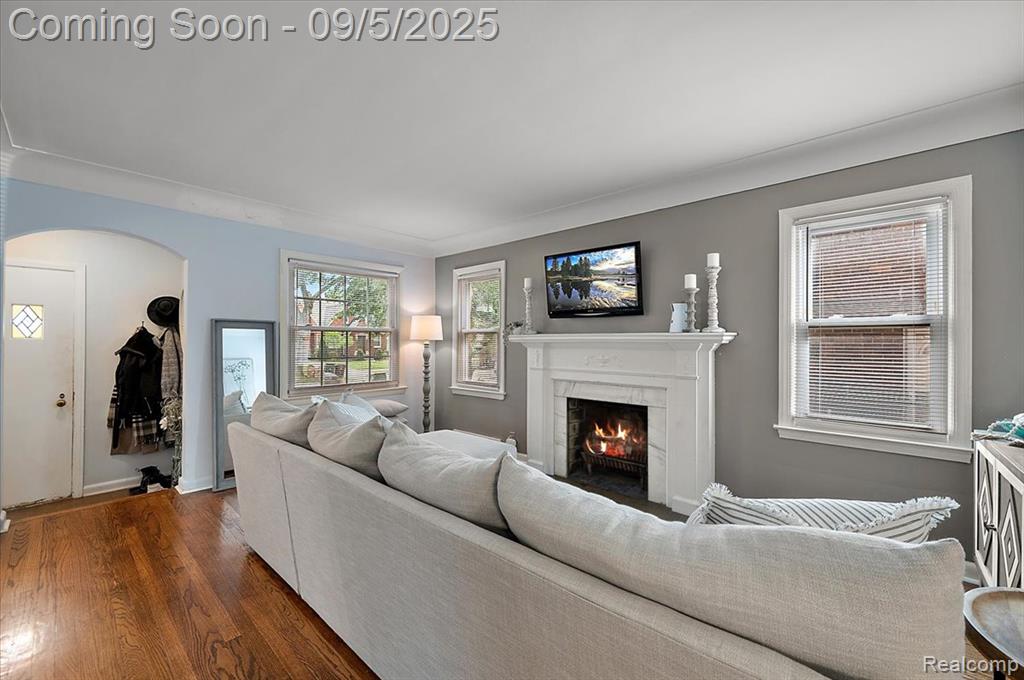 2151 Hawthorne Road Grosse Pointe Woods, MI 48236 - Photo 3 of 38