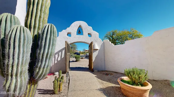 a view of entryway with garden