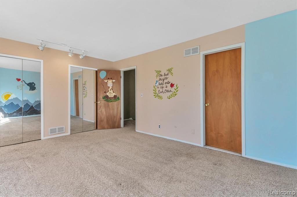 637 Oakbrook West Rochester, MI 48307 - Photo 24 of 45