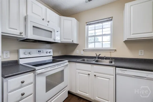 $196,000 | 310 Tibet Avenue, Unit 52, Savannah, GA 31406