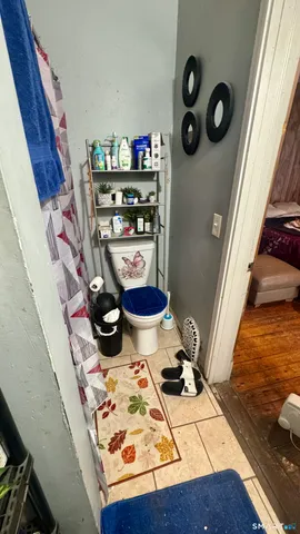 a bath room with a mirror