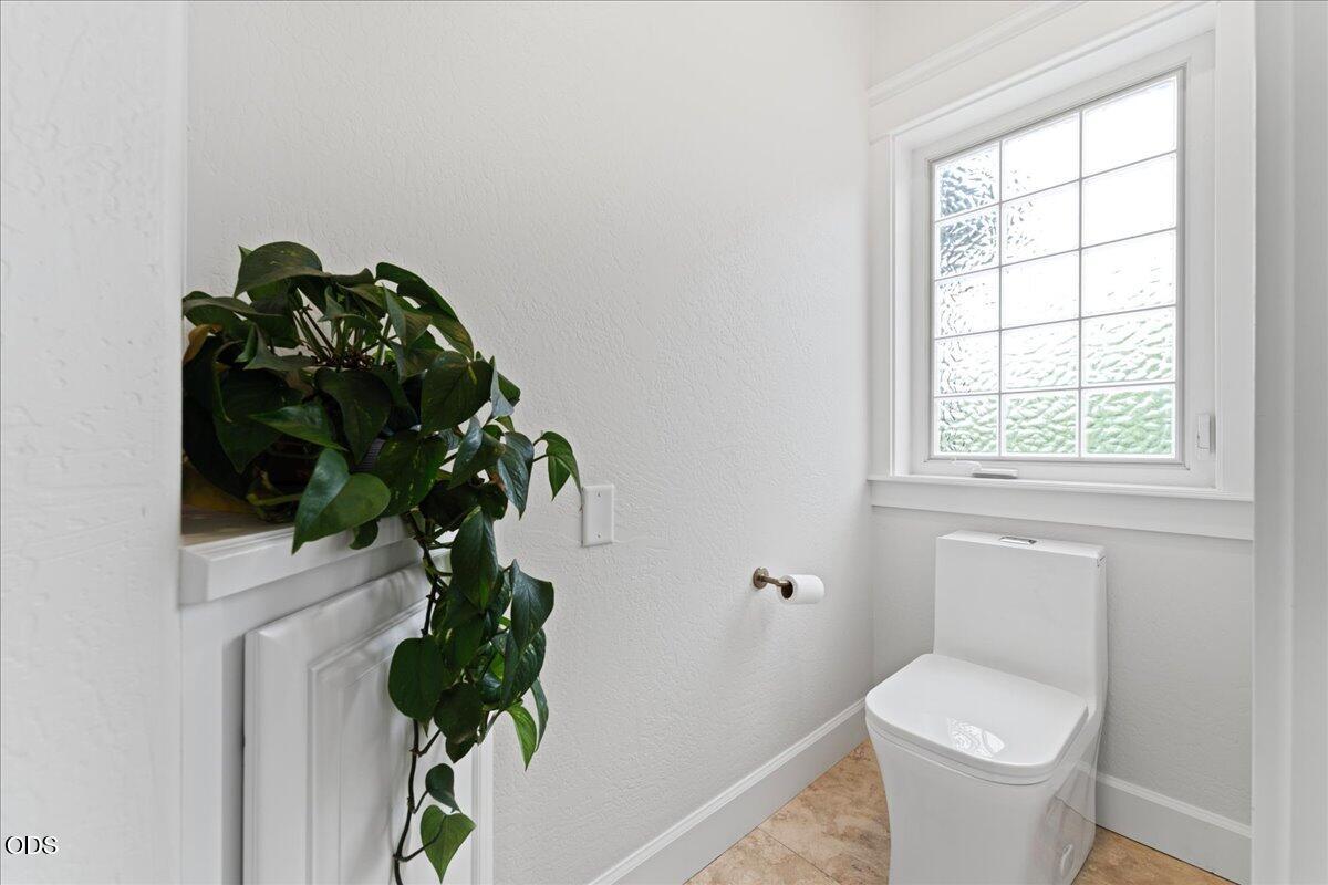1013 Roxy Ann Road Medford, OR 97504 - Photo 40 of 74 74-master toilet