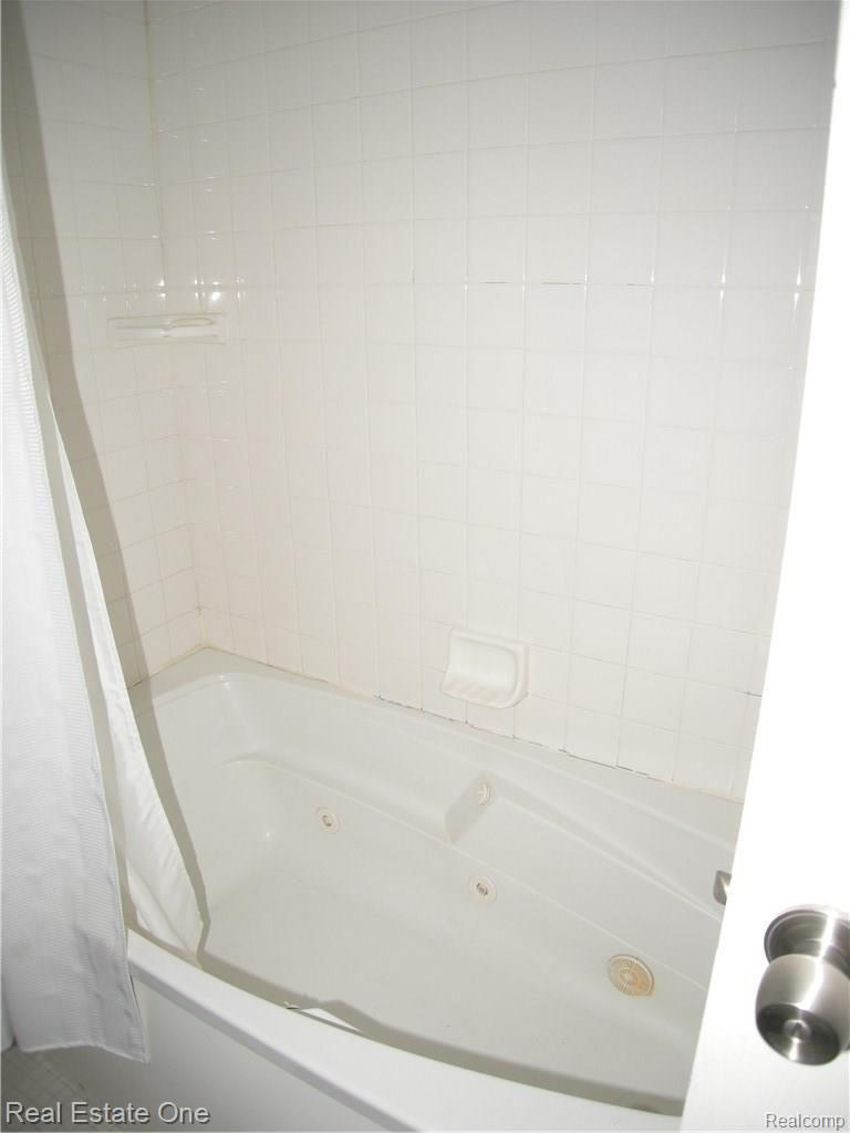 4917 Crooks Road, Unit 3 Royal Oak, MI 48073 - Photo 9 of 14 Jetted Bathtub