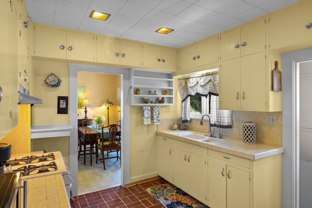 851 Laurel Avenue Pacific Grove, CA 93950 - Photo 10 of 38