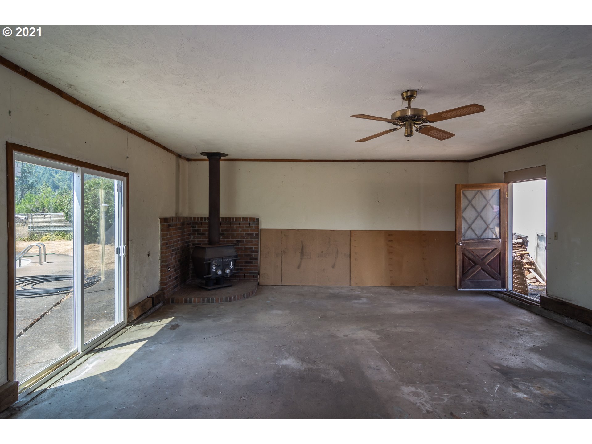 4200 Nonpareil Road Sutherlin, OR 97479 - Photo 11 of 32 a view of empty room with wooden floor and fan