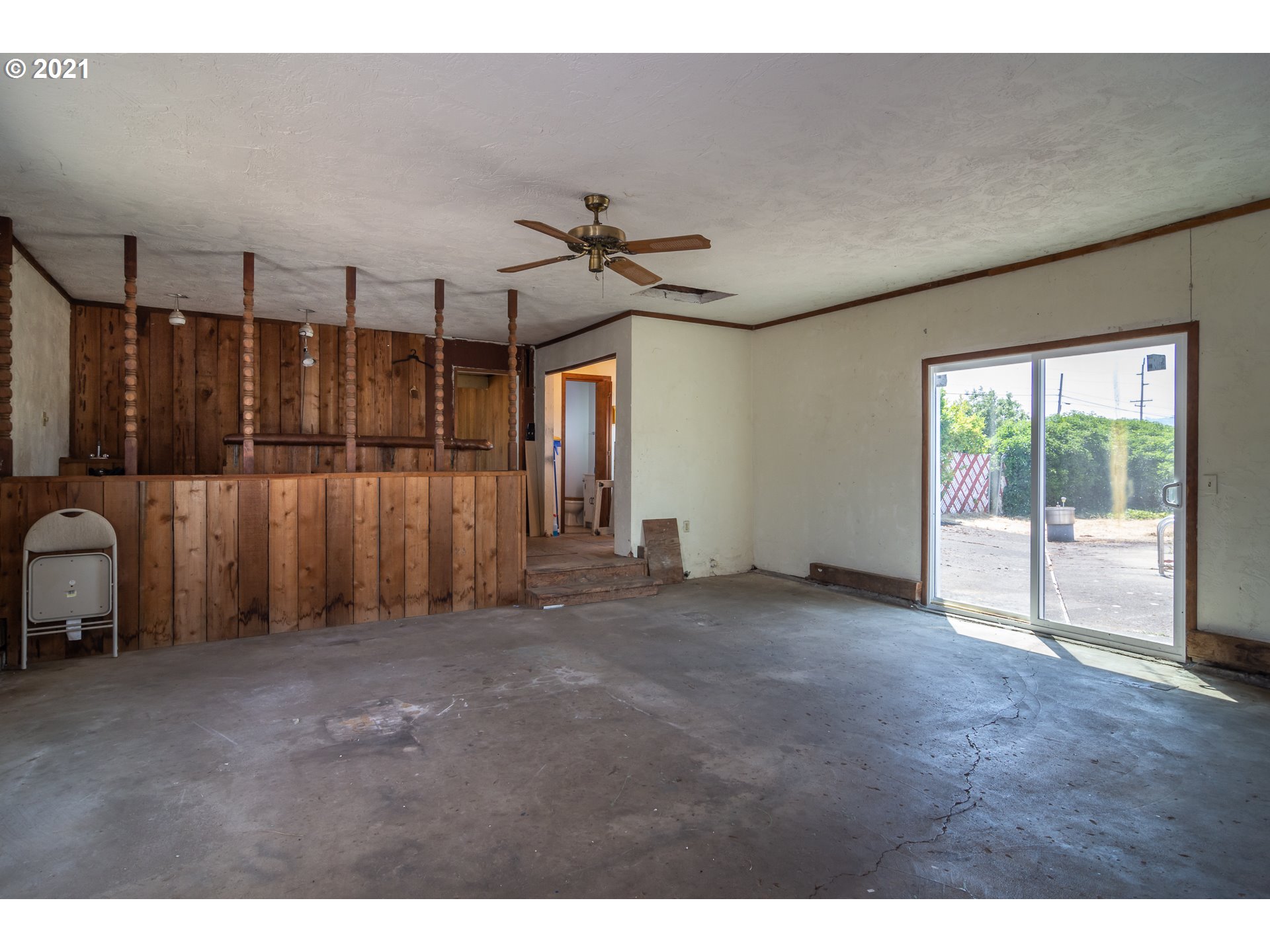 4200 Nonpareil Road Sutherlin, OR 97479 - Photo 13 of 32 a view of a livingroom with a hardwood
