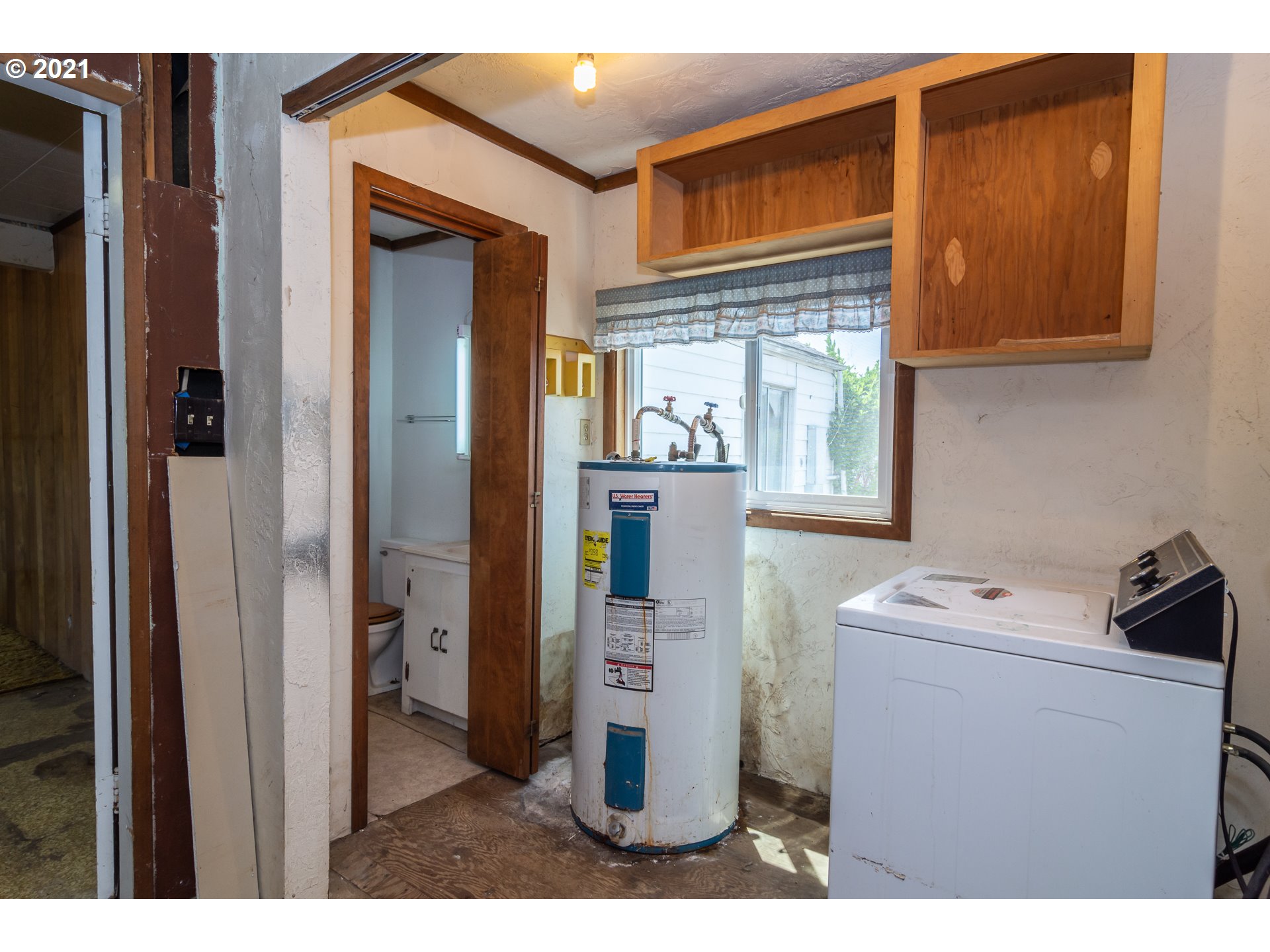4200 Nonpareil Road Sutherlin, OR 97479 - Photo 15 of 32 a utility room with closet dryer and washer