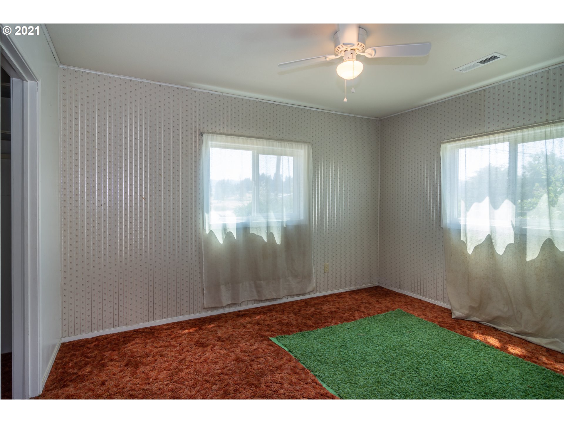 4200 Nonpareil Road Sutherlin, OR 97479 - Photo 17 of 32 a view of empty room with window