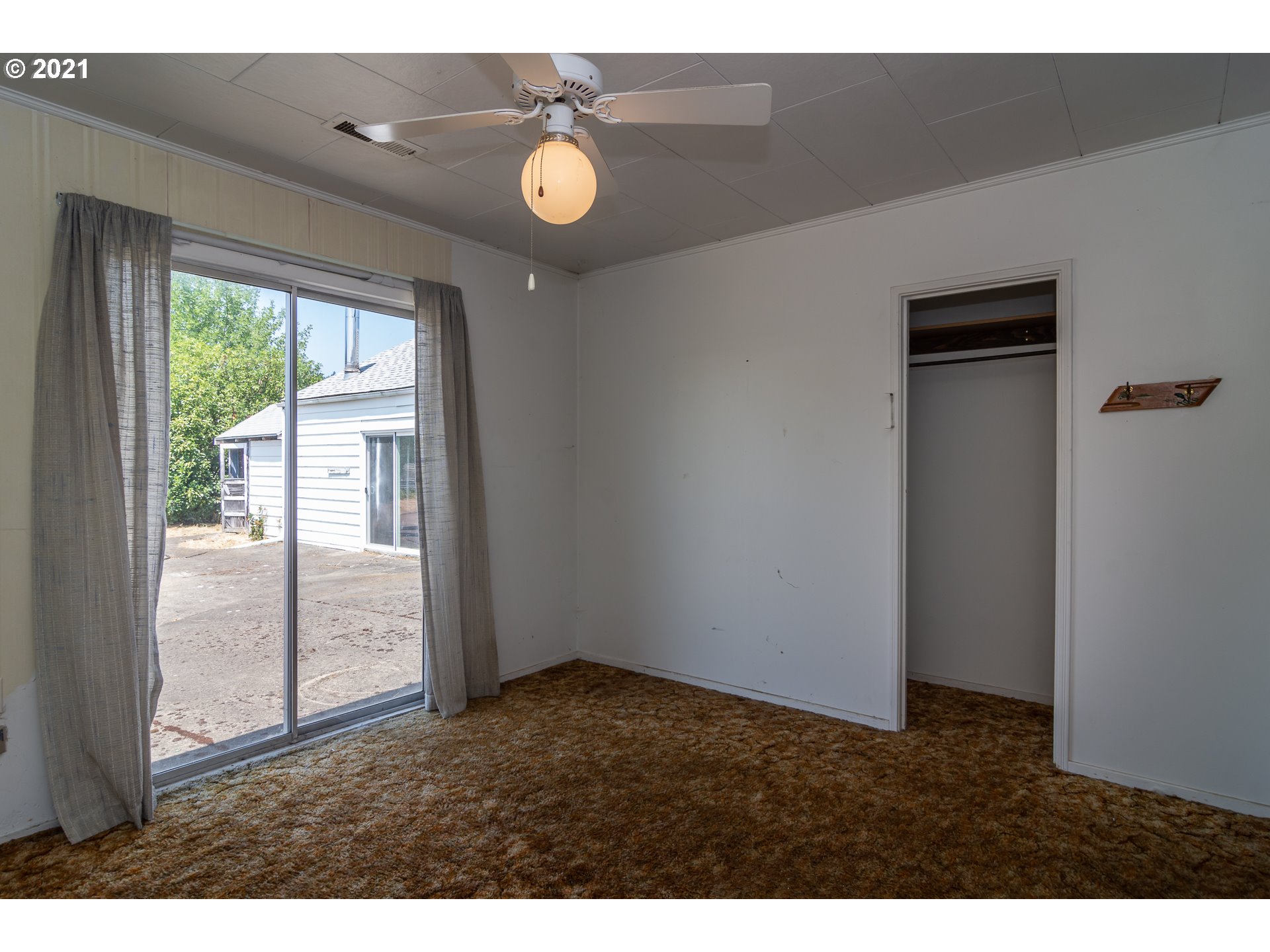 4200 Nonpareil Road Sutherlin, OR 97479 - Photo 21 of 32 a view of an empty room and window