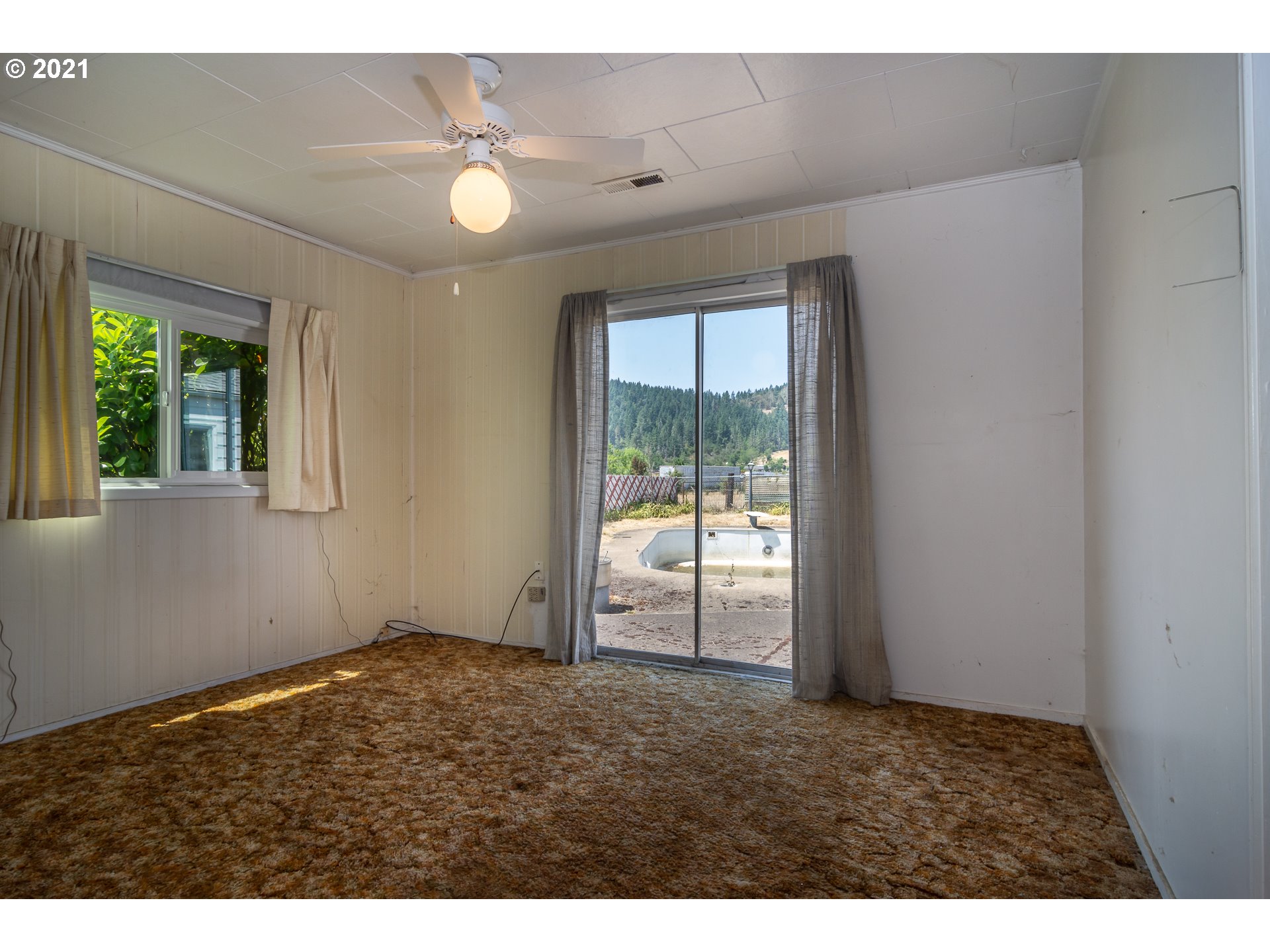 4200 Nonpareil Road Sutherlin, OR 97479 - Photo 22 of 32 a view of an empty room with a window