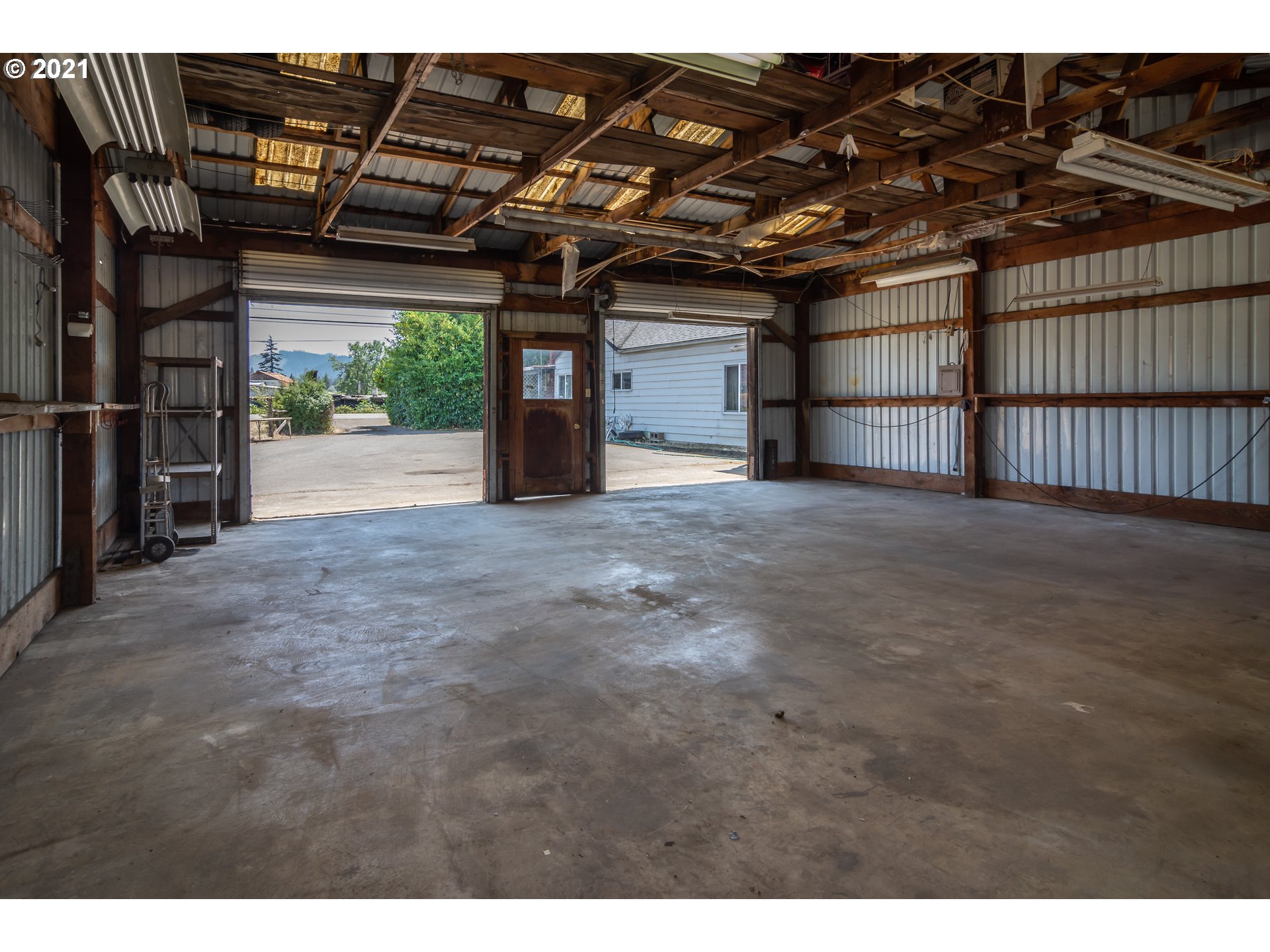 4200 Nonpareil Road Sutherlin, OR 97479 - Photo 26 of 32 a view of a garage