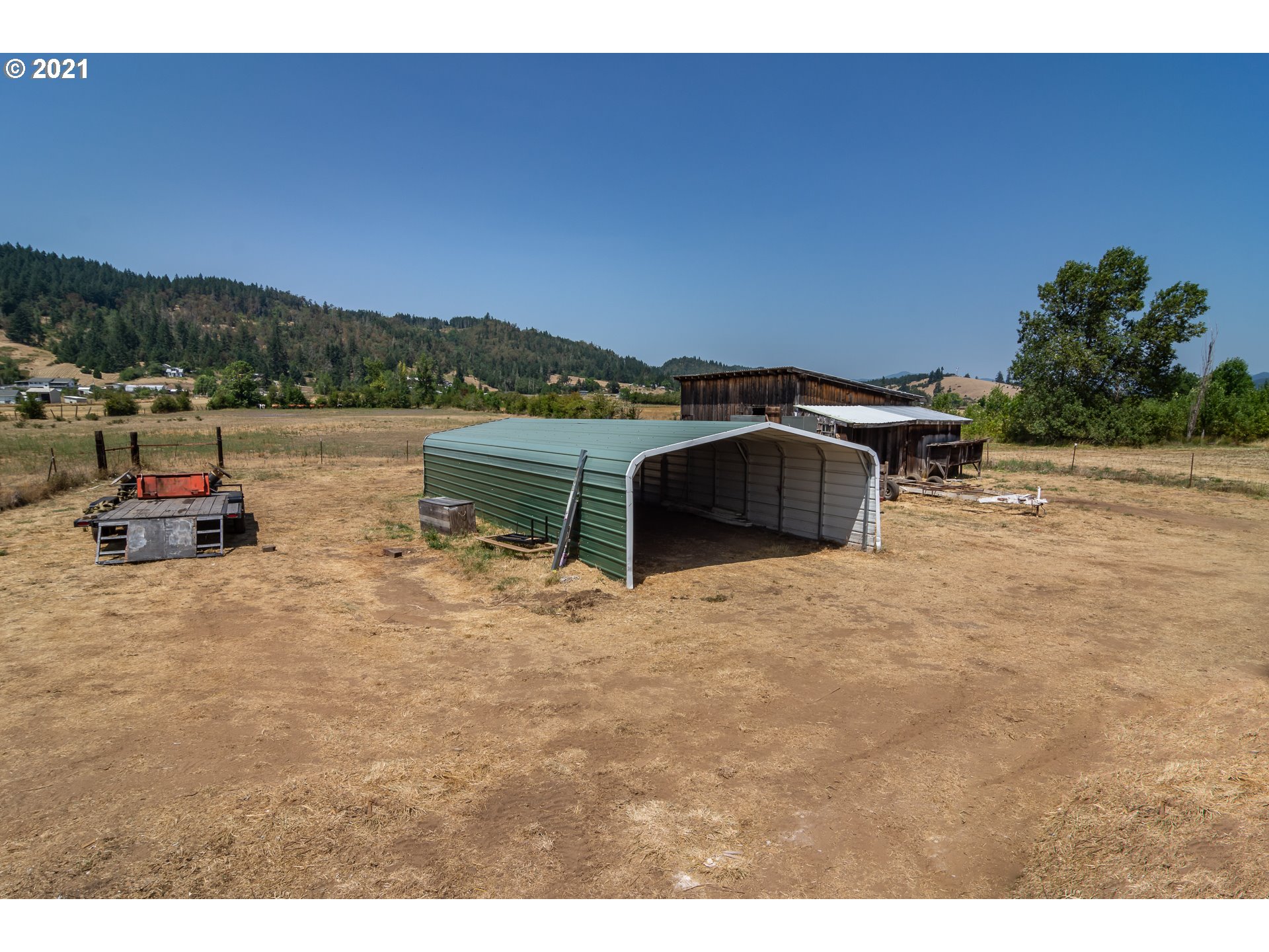 4200 Nonpareil Road Sutherlin, OR 97479 - Photo 29 of 32 a backyard of a house with table and chairs