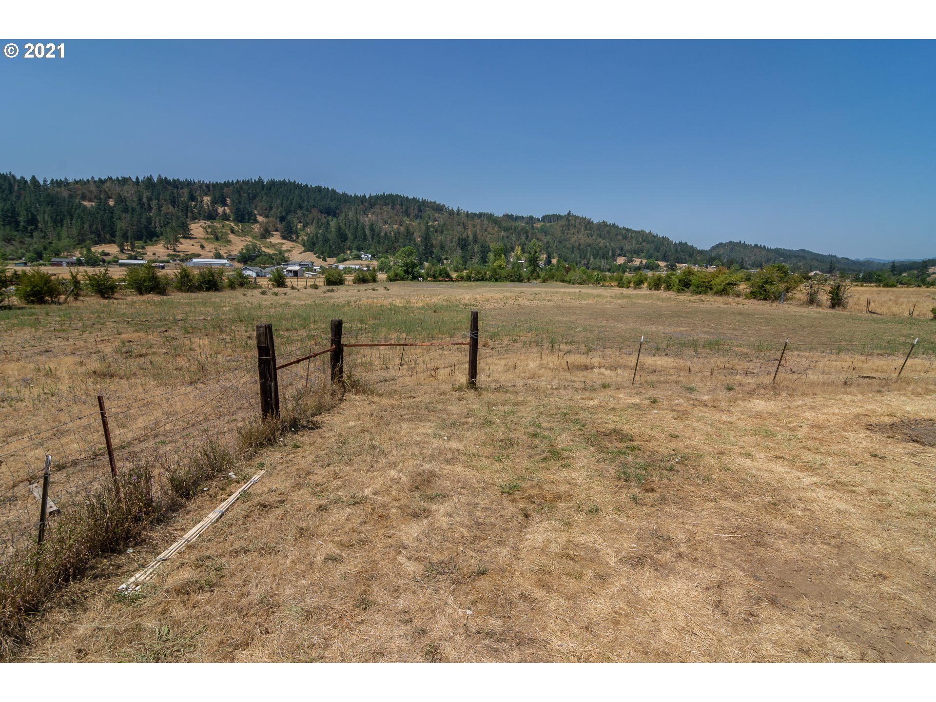 4200 Nonpareil Road Sutherlin, OR 97479 - Photo 30 of 32 a view of a lake with houses in the back