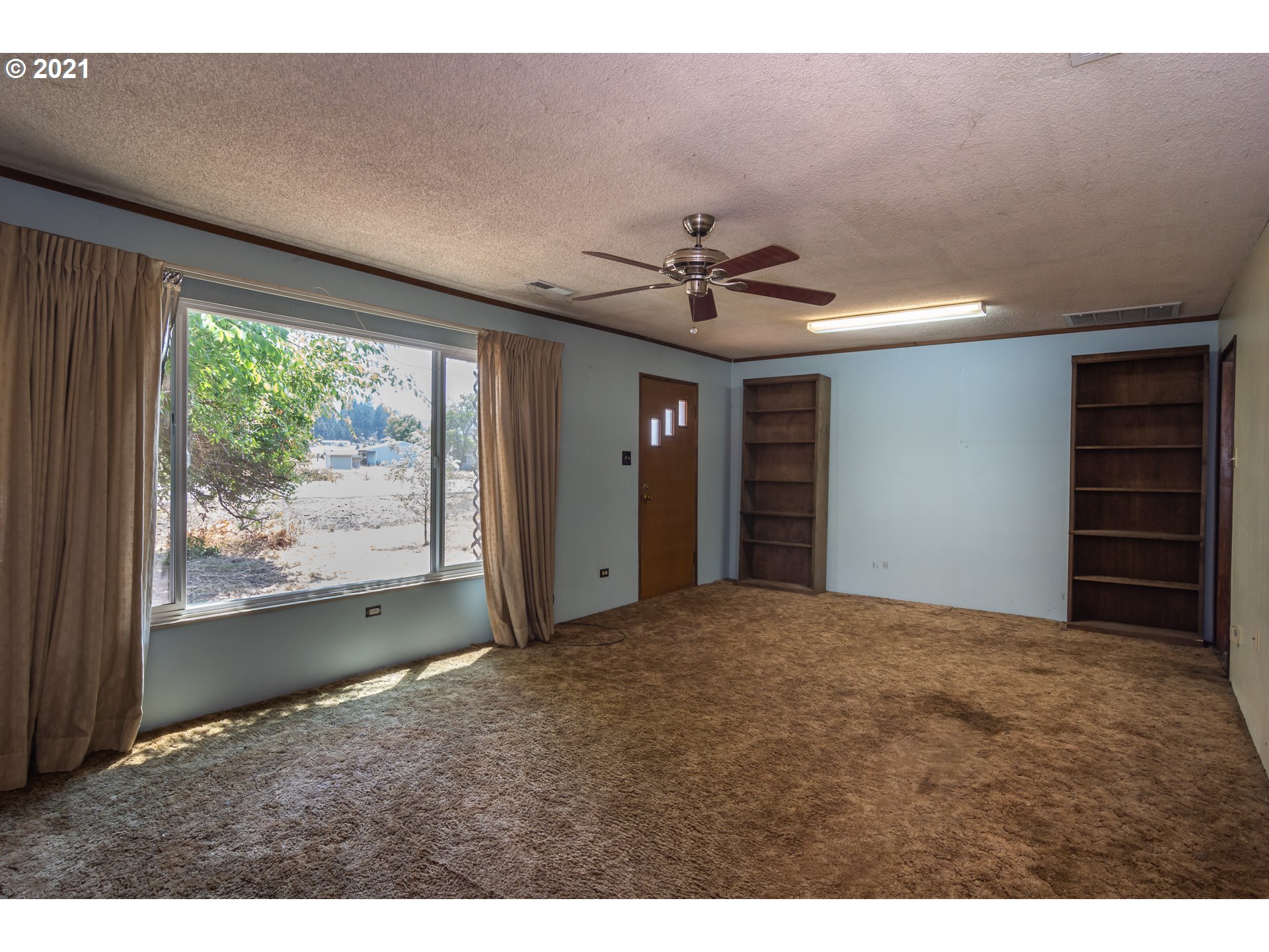 4200 Nonpareil Road Sutherlin, OR 97479 - Photo 3 of 32 a view of an empty room with a window