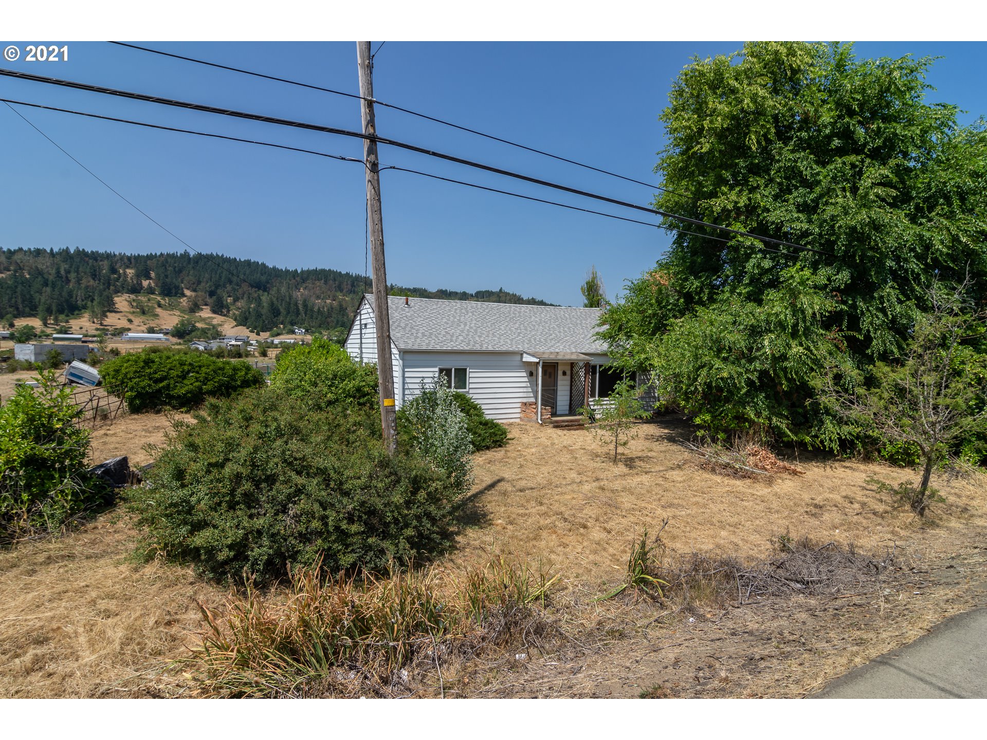 4200 Nonpareil Road Sutherlin, OR 97479 - Photo 31 of 32 a view of a house with a backyard