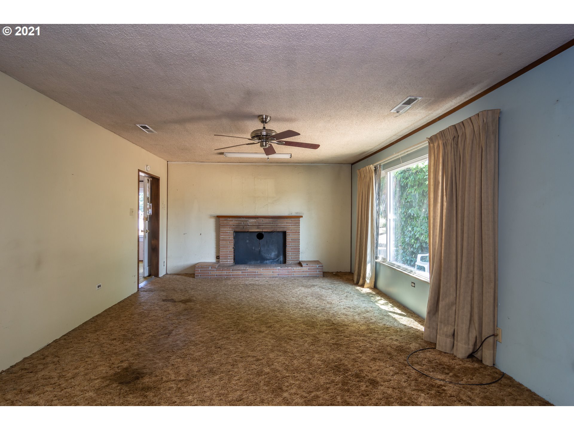 4200 Nonpareil Road Sutherlin, OR 97479 - Photo 5 of 32 a view of empty room with a fireplace