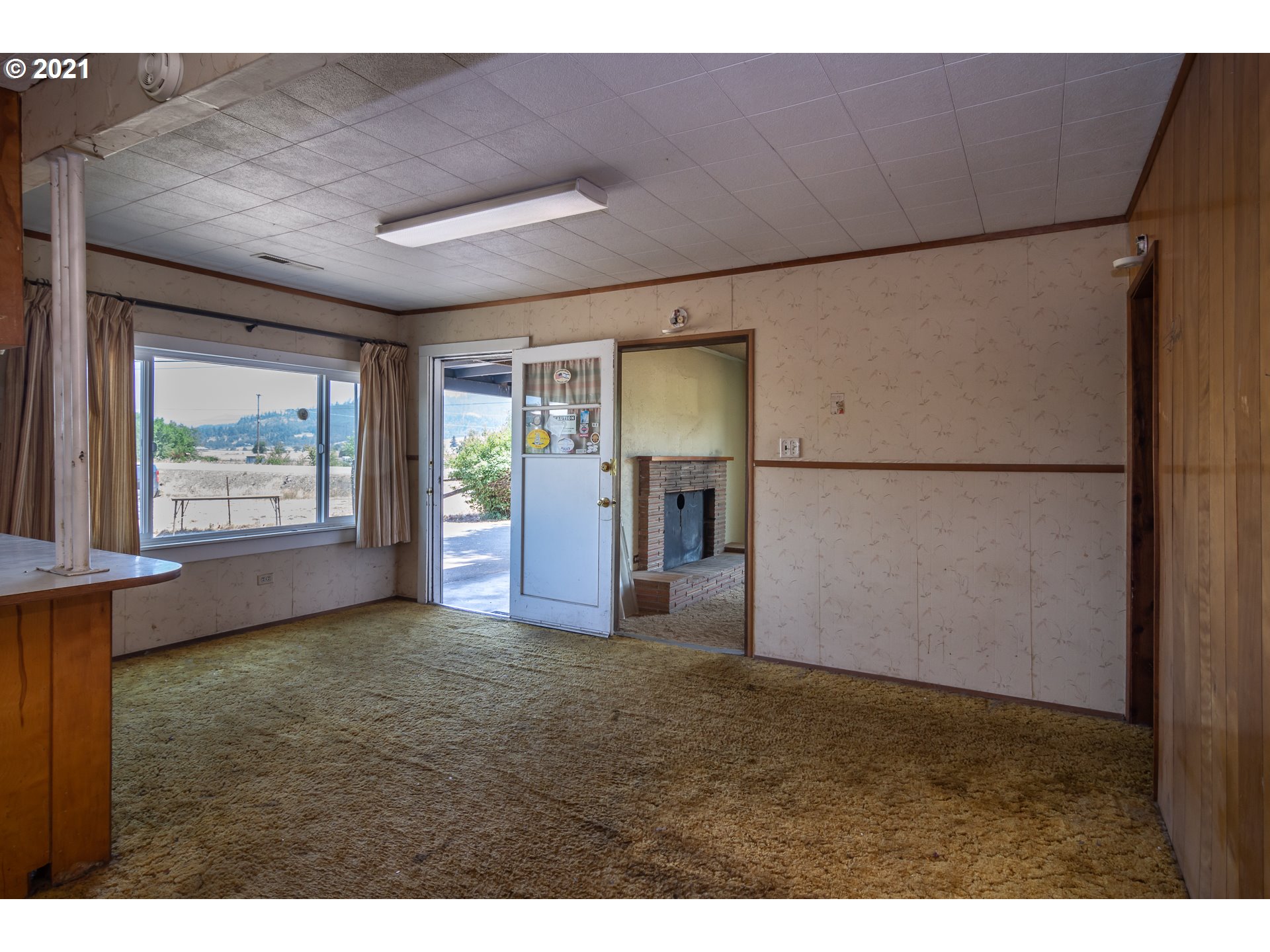 4200 Nonpareil Road Sutherlin, OR 97479 - Photo 6 of 32 a view of empty room with front door