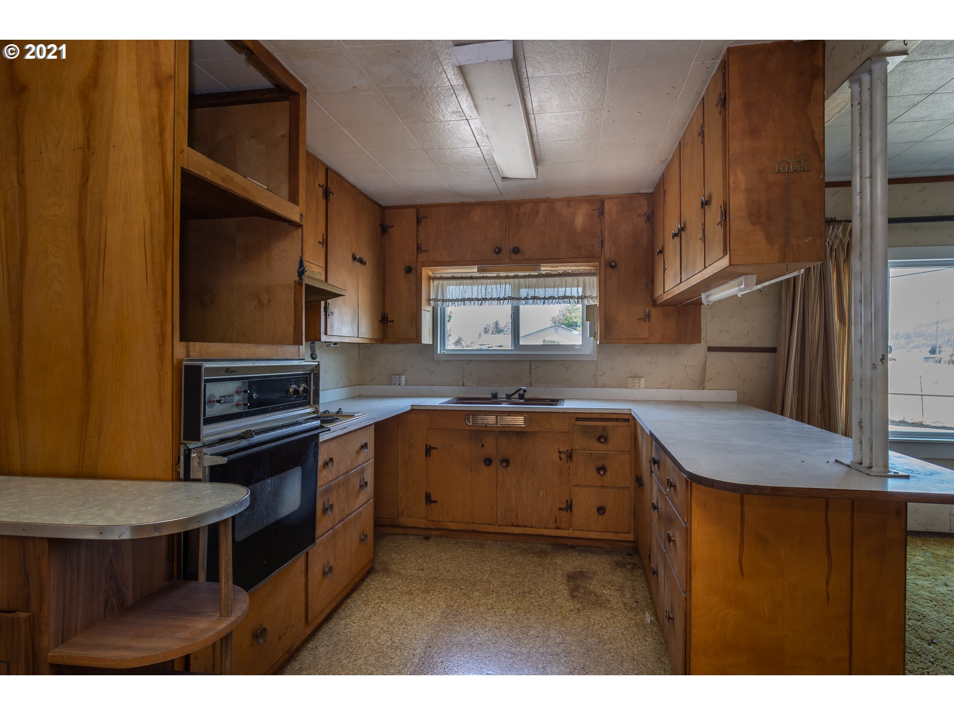 4200 Nonpareil Road Sutherlin, OR 97479 - Photo 7 of 32 a kitchen with cabinets a sink and a stove