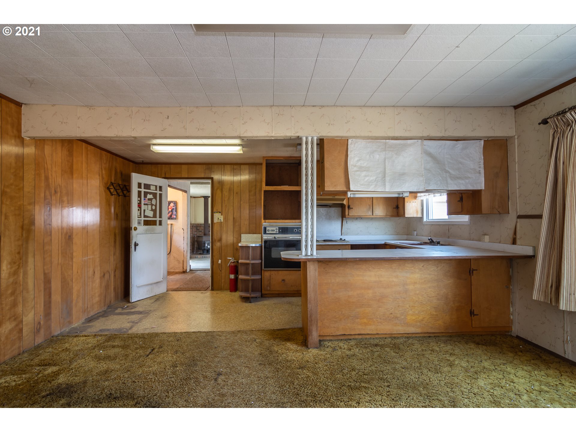 4200 Nonpareil Road Sutherlin, OR 97479 - Photo 10 of 32 a living room with stainless steel appliances kitchen island granite countertop furniture and a kitchen view