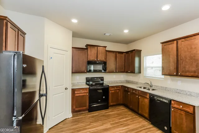 an empty room with windows and ceiling fan