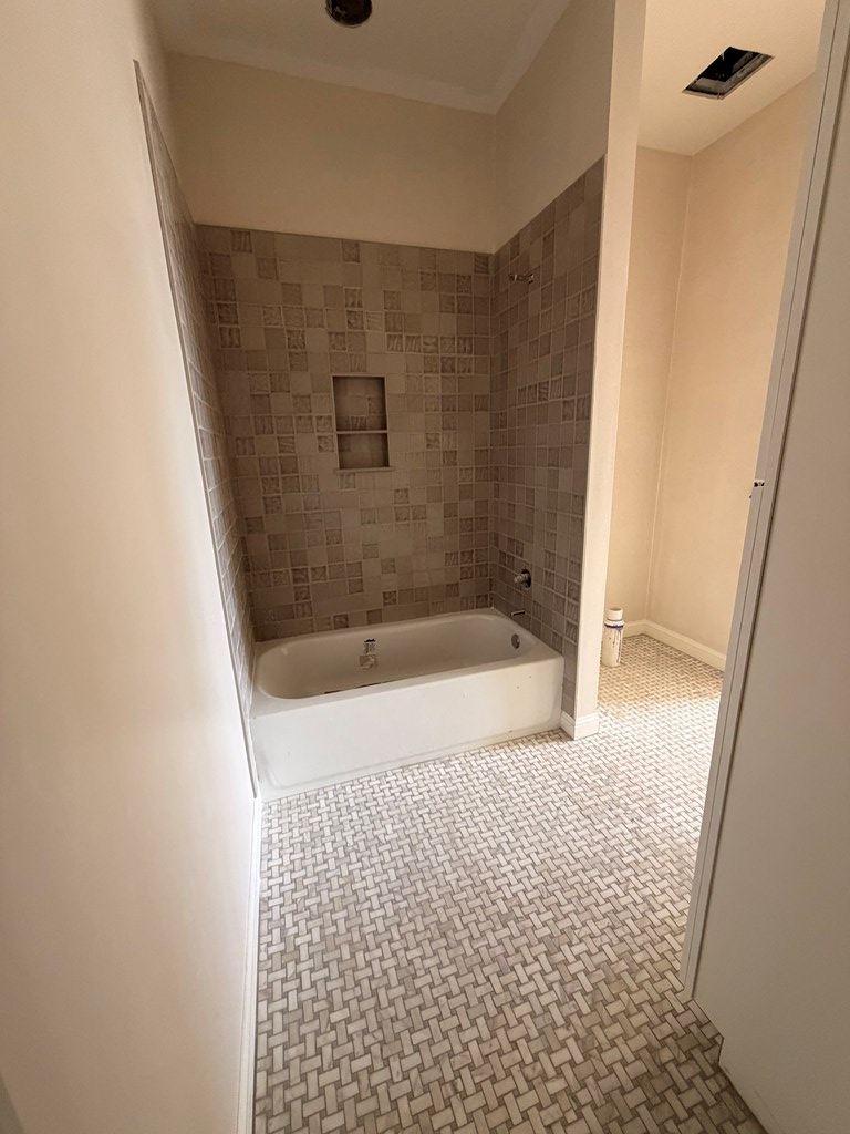 6801 River Road, Unit 406 Columbus, GA 31904 - Photo 10 of 10 a bathroom with a bathtub