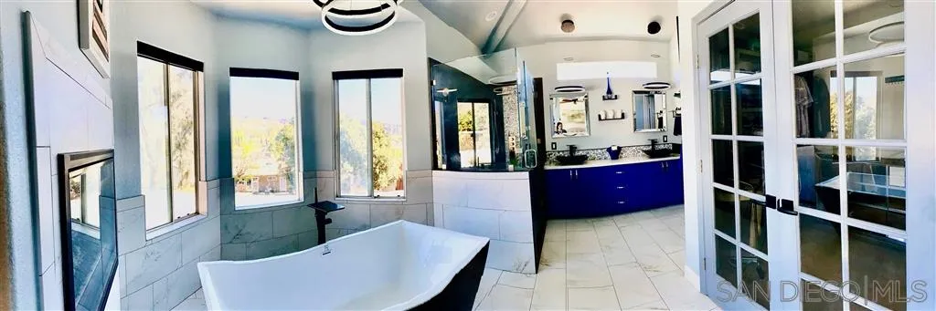13609 Sunset View Road Poway, CA 92064 - Photo 9 of 15 a spacious bathroom with a tub and a large mirror