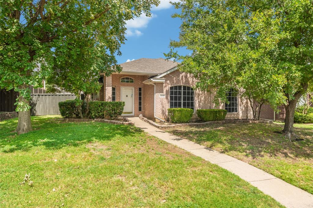 a view of a yard in front of house