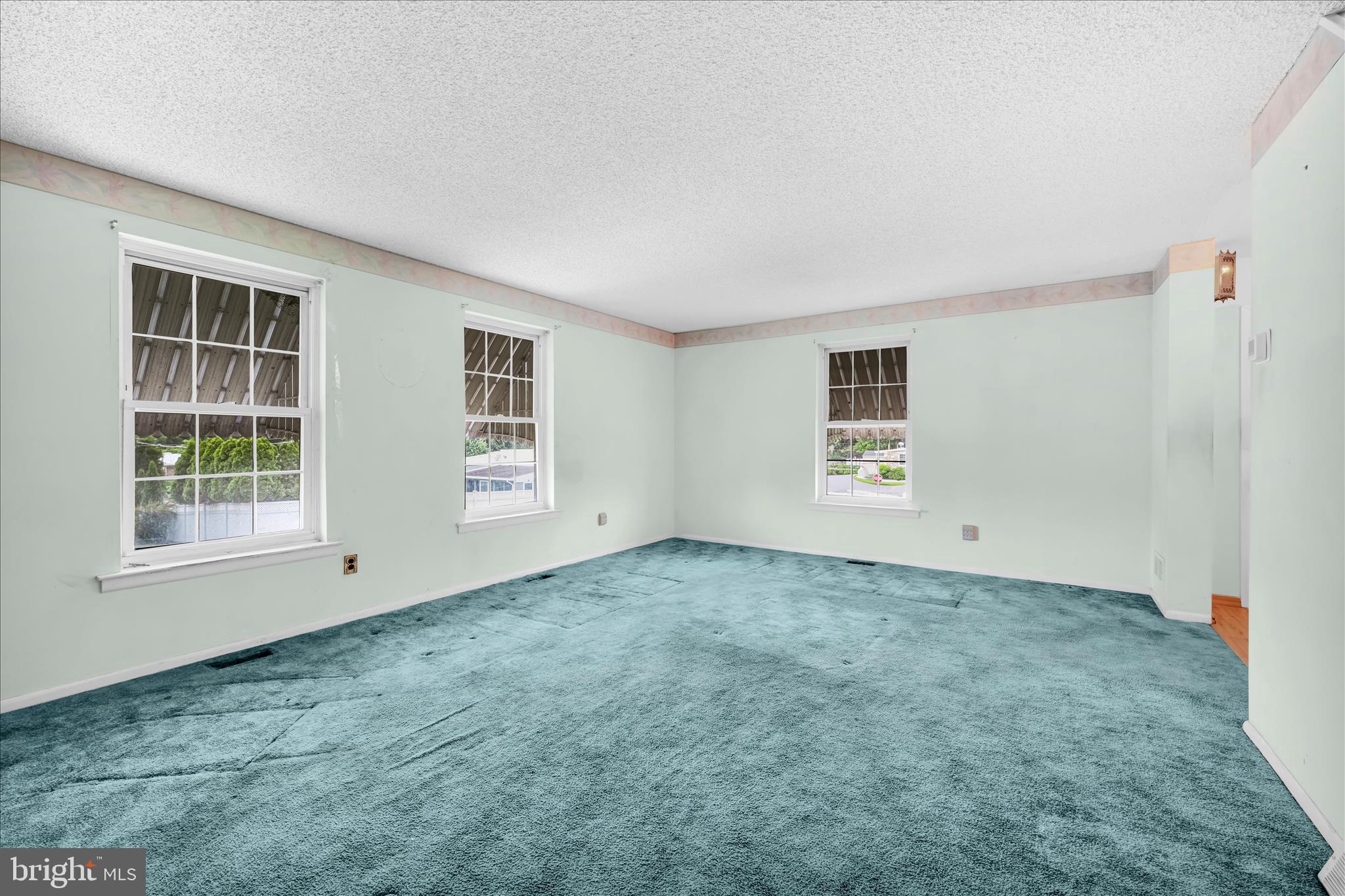 110 Greendale Road Philadelphia, PA 19154 - Photo 5 of 32 Living Room