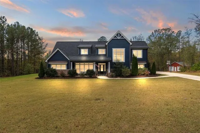 a view of a house with a yard
