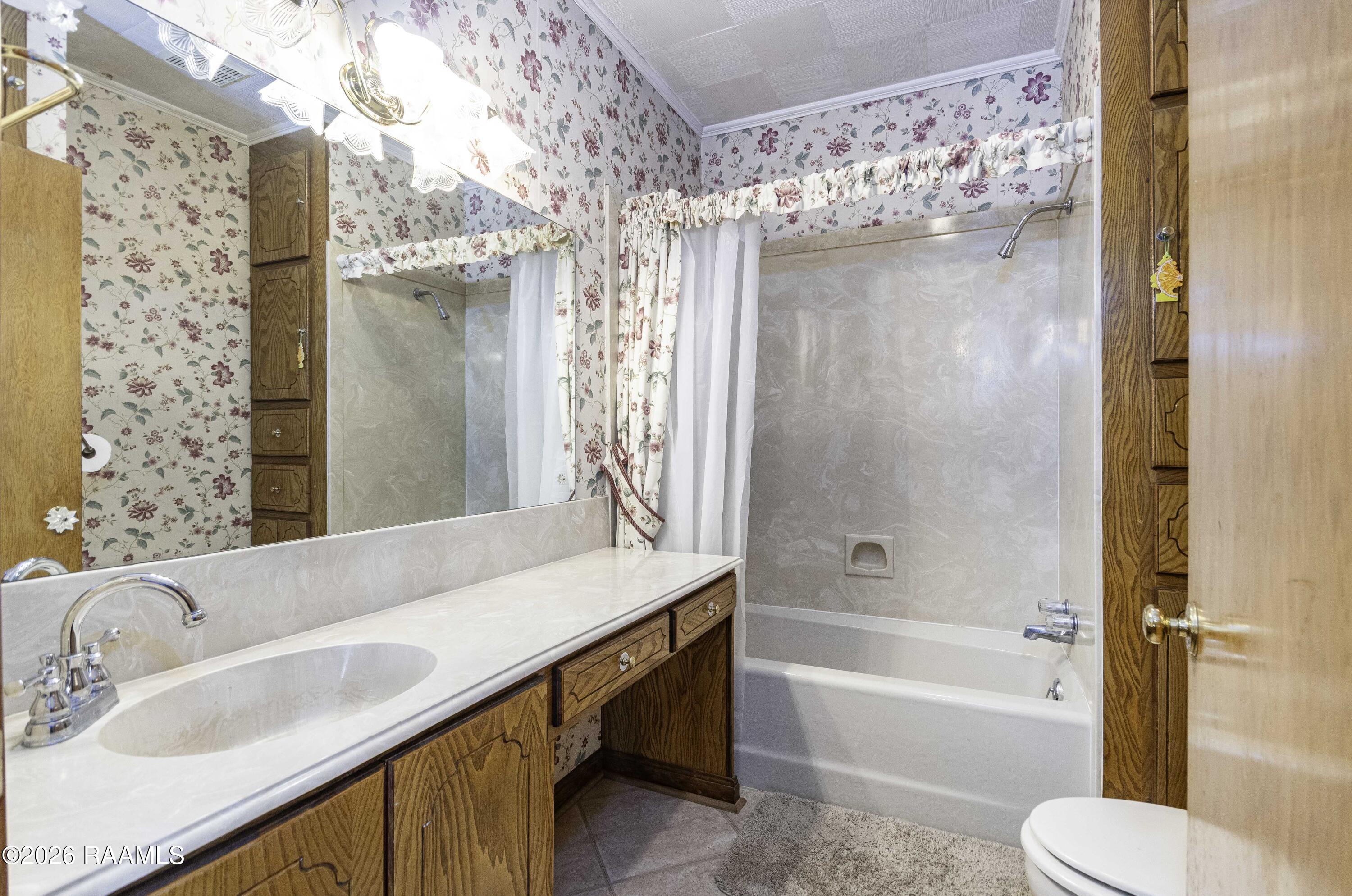 620 West Main Street Broussard, LA 70518 - Photo 13 of 22 Guest Bath 1