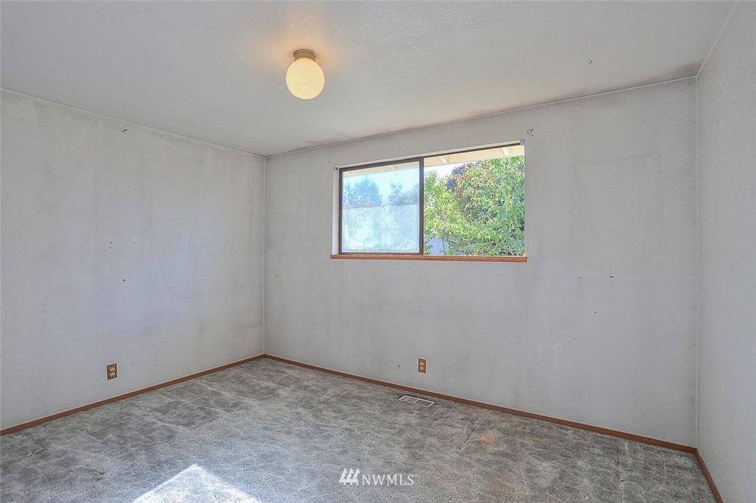 3601 Northeast 10th Street Renton, WA 98056 - Photo 18 of 25 a view of room with window