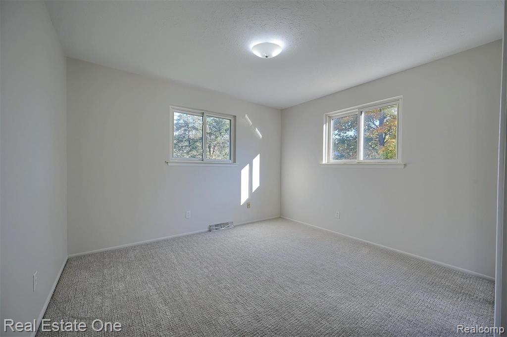 2060 Bretton Drive South Rochester Hills, MI 48309 - Photo 20 of 39