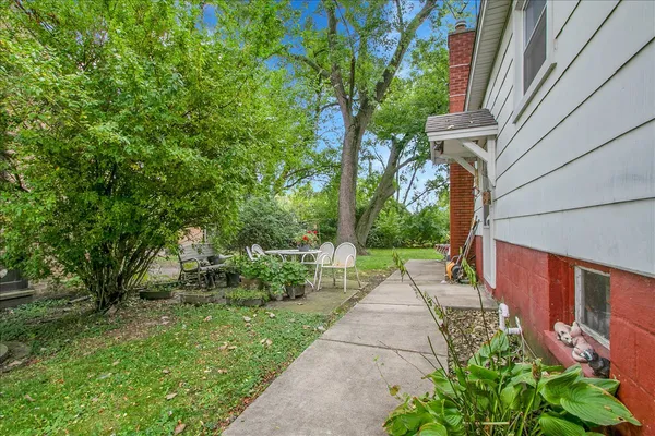 a view of a pathway with a pathway