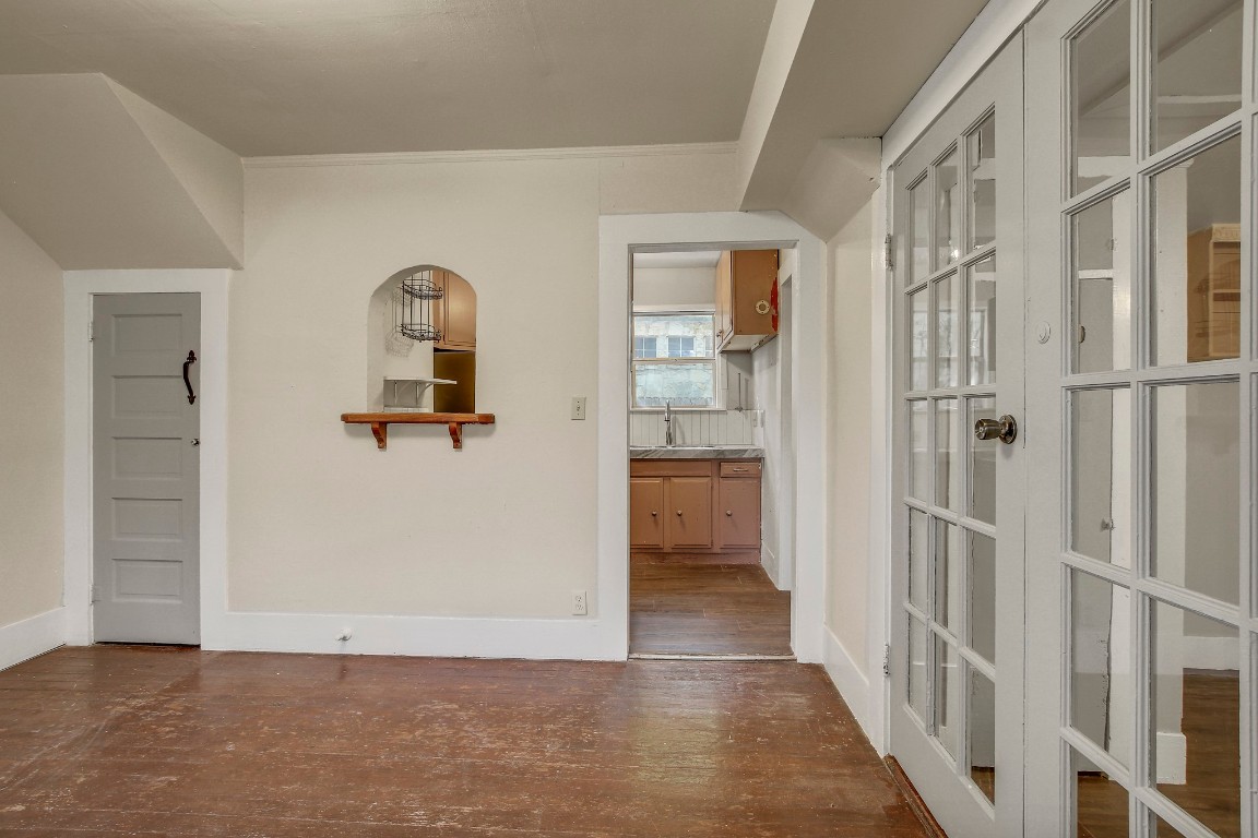 704 Franklin Boulevard, Unit A Austin, TX 78751 - Photo 31 of 32 a view of a hallway with wooden floor and a bathroom