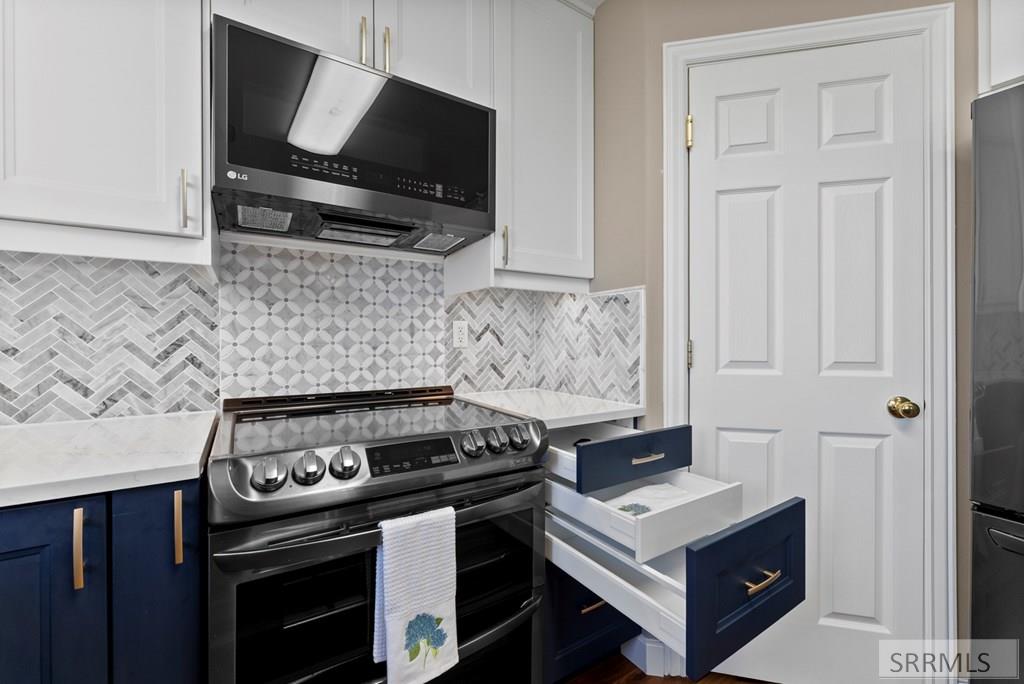 3987 East 170 North Rigby, ID 83442 - Photo 22 of 66 Double Oven/ Pullout drawers with spice rack